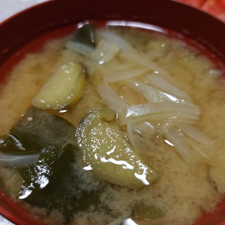 ナスと玉ねぎとワカメのお味噌汁
